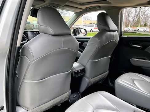 Used 2021 Toyota Highlander XLE AWD/4WD image 31