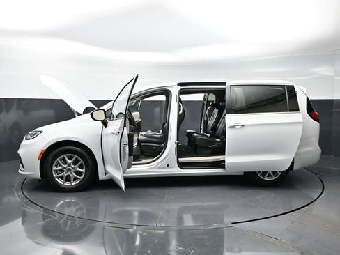 Used 2024 Chrysler Pacifica Touring-L image 43