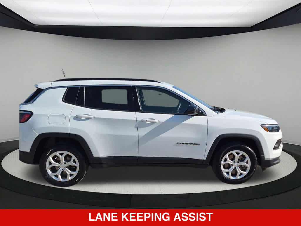 Used 2024 Jeep Compass Latitude AWD/4WD image 8