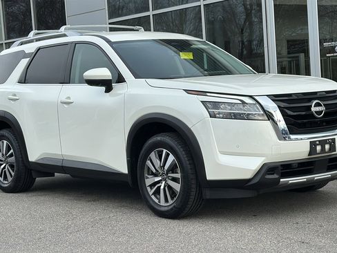 Certified 2023 Nissan Pathfinder SL image 2