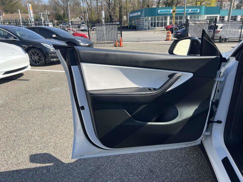 Used 2022 Tesla Model Y Performance AWD/4WD image 17