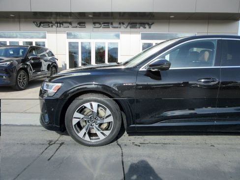Used 2022 Audi e-tron Premium Plus AWD/4WD image 2
