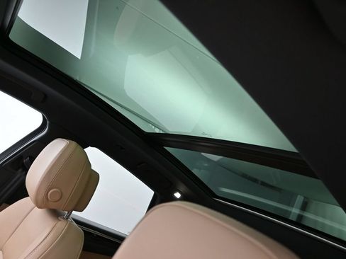 Certified 2023 Porsche Macan AWD/4WD image 10