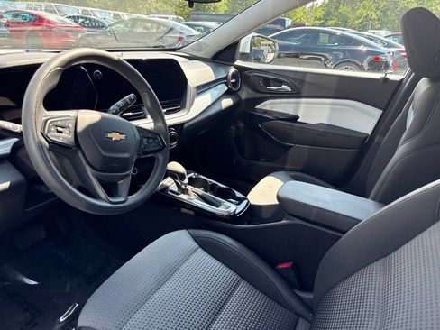 Used 2025 Chevrolet Trax LT FWD image 3