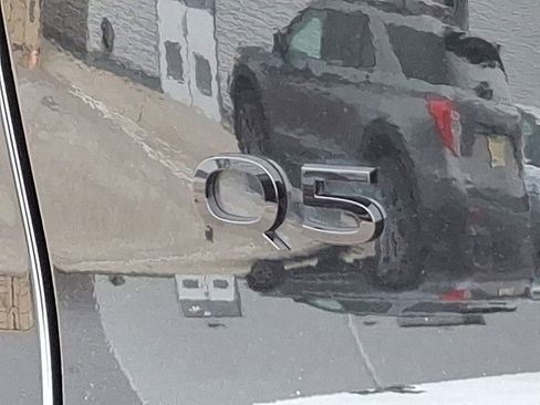 Certified 2025 Audi Q5 Premium image 31