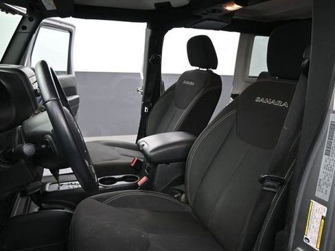 Used 2018 Jeep Wrangler Unlimited Sahara AWD/4WD image 11
