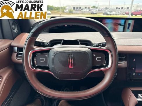 Used 2025 Lincoln Navigator Reserve AWD/4WD image 11