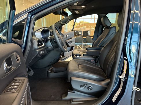 Certified 2025 Chrysler Pacifica Select FWD image 17