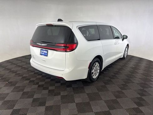 Used 2023 Chrysler Pacifica Touring-L FWD image 6