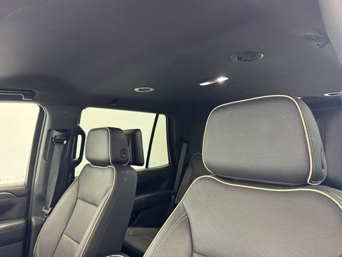 Used 2024 GMC Yukon SLT w/ SLT Luxury Package image 5