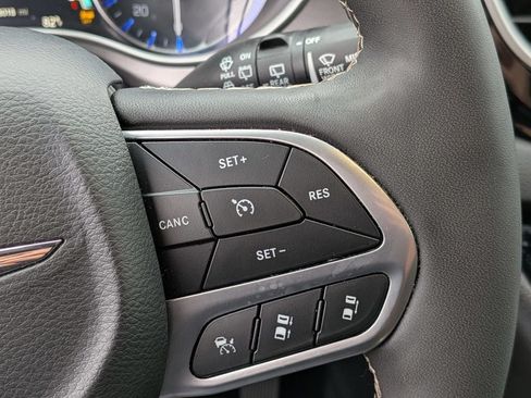 Certified 2025 Chrysler Pacifica Select FWD image 16
