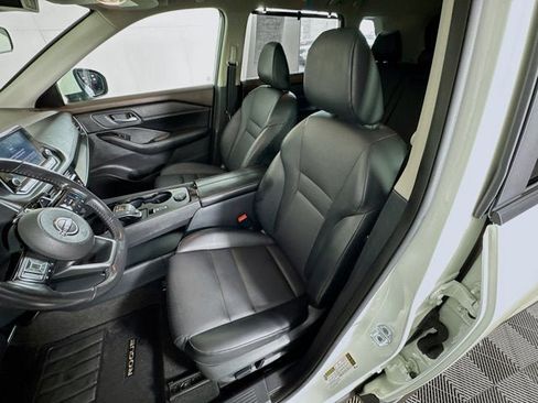 Used 2023 Nissan Rogue SV w/ SV Premium B Package image 17