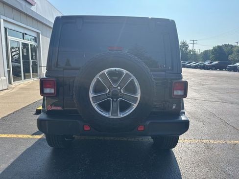 Used 2022 Jeep Wrangler Unlimited Sahara w/ Cold Weather Group AWD/4WD image 8