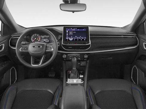 Used 2025 Jeep Compass Latitude image 3