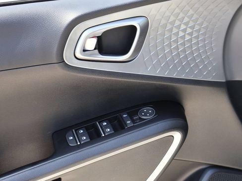 Used 2025 Kia Soul LX w/ LX Technology Package FWD image 22