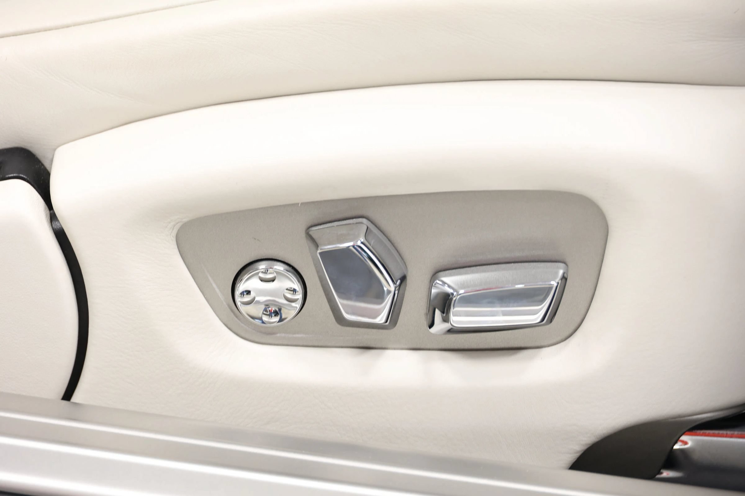 Used 2017 Rolls-Royce Wraith RWD image 98