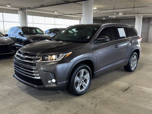 Used 2019 Toyota Highlander Limited w/ Phone Cable & Charge Package image 4