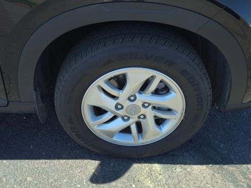 Used 2023 Hyundai Venue SE FWD image 9