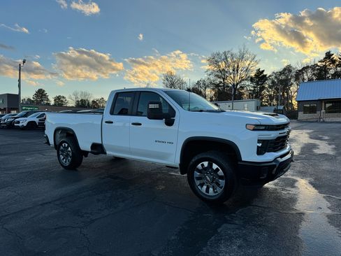 Used 2024 Chevrolet Silverado 2500 Custom w/ Custom Value Package image 4