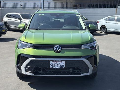 Used 2025 Volkswagen Taos SE w/ Panoramic Sunroof Package FWD image 2