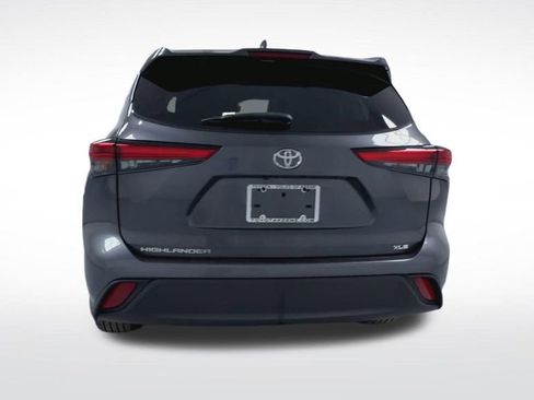 Used 2023 Toyota Highlander XLE image 9