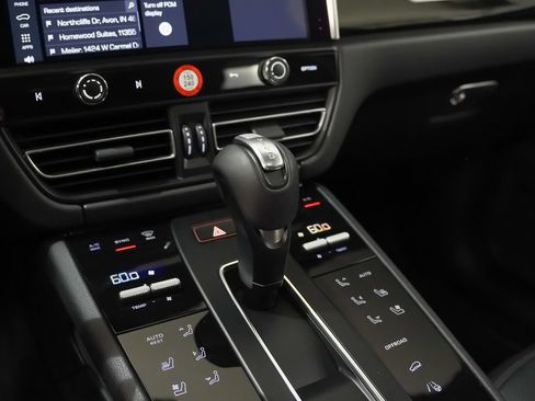 Certified 2025 Porsche Macan image 33