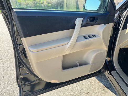 Used 2012 Toyota Highlander SE w/ Tow Pkg image 7