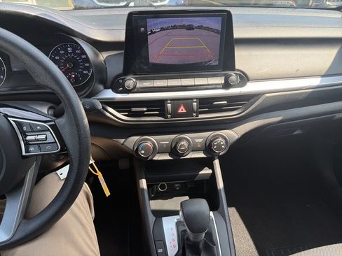 Used 2023 Kia Forte LXS w/ LXS Technology Package FWD image 4