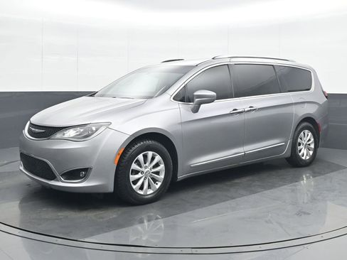 Used 2019 Chrysler Pacifica Touring-L FWD image 2