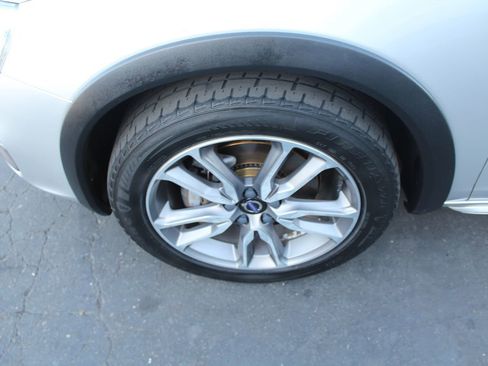 Used 2018 Volvo V60 T5 Cross Country image 11