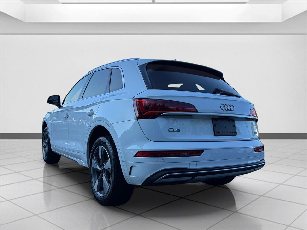 Used 2023 Audi Q5 2.0T Premium w/ Convenience Package AWD/4WD image 3