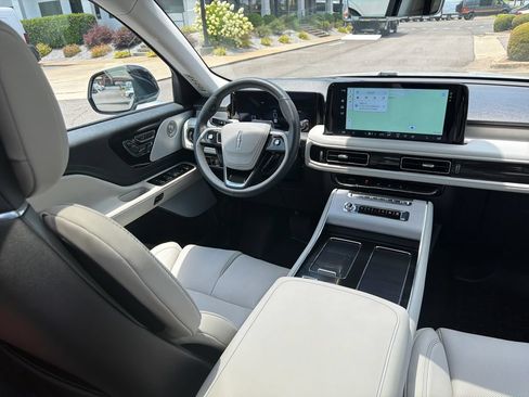 Used 2025 Lincoln Aviator Reserve w/ Luxury Package RWD image 38