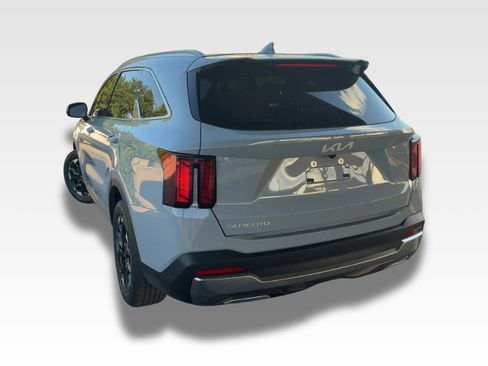 Used 2024 Kia Sorento S w/ Panoramic Sunroof Package image 3
