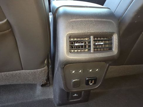 Used 2018 Chevrolet Equinox Premier FWD image 27
