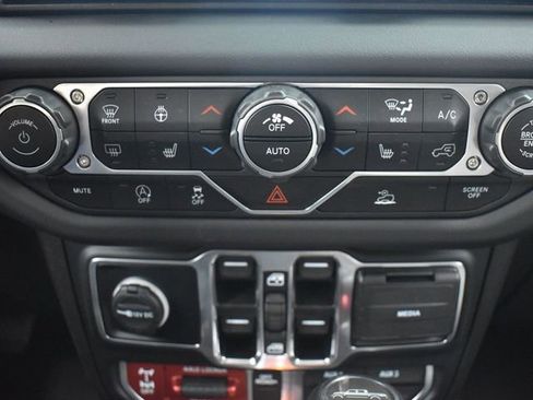 Used 2024 Jeep Gladiator Mojave w/ Technology Group image 19