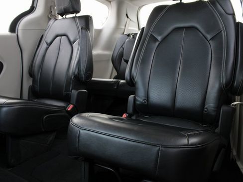 Used 2020 Chrysler Voyager Lxi image 6