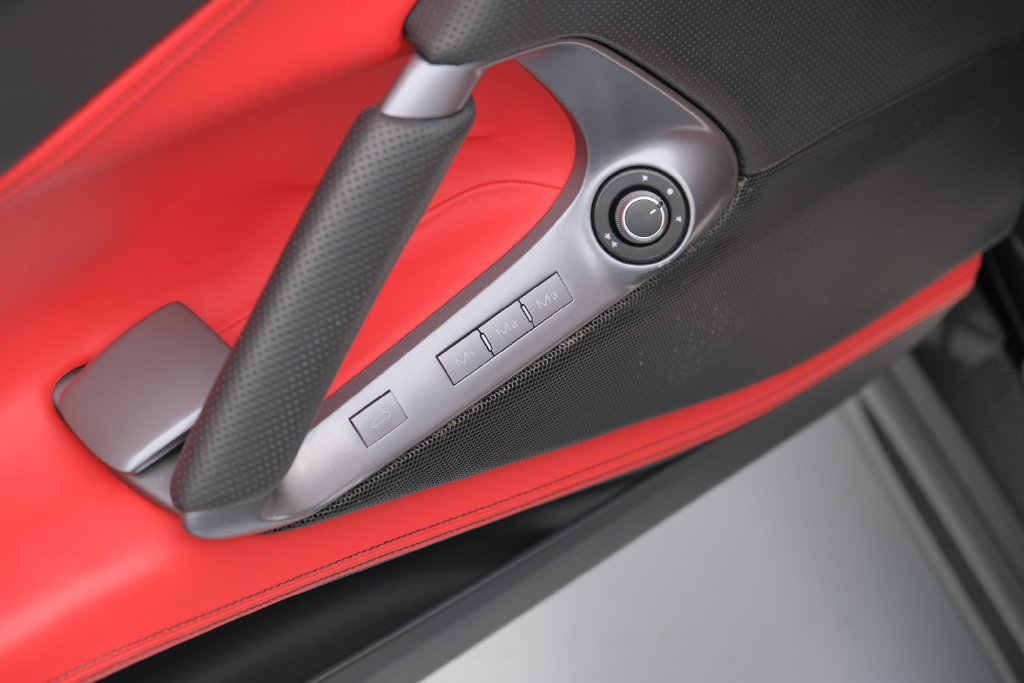 Used 2018 Ferrari 812 Superfast RWD image 39
