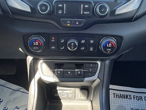 Used 2024 GMC Terrain SLT AWD/4WD image 18