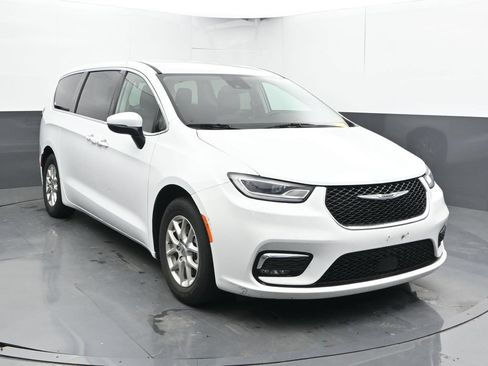 Used 2023 Chrysler Pacifica Touring-L FWD image 6