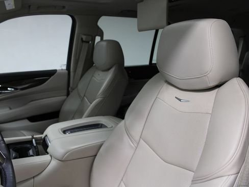 Used 2020 Cadillac Escalade Premium Luxury AWD/4WD image 15