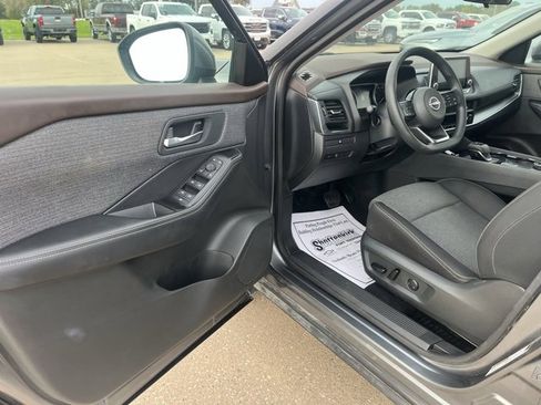 Used 2023 Nissan Rogue SV image 11