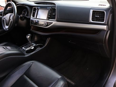 Used 2015 Toyota Highlander XLE image 11