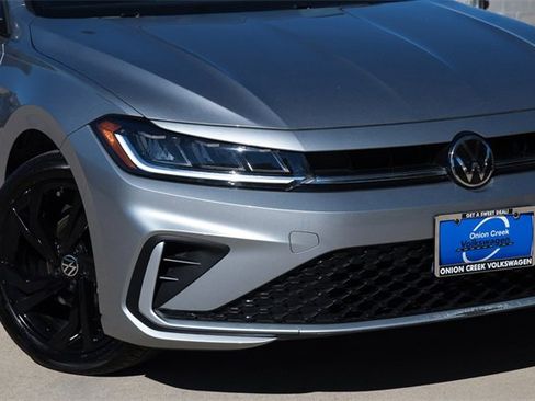 Certified 2025 Volkswagen Jetta SE image 3
