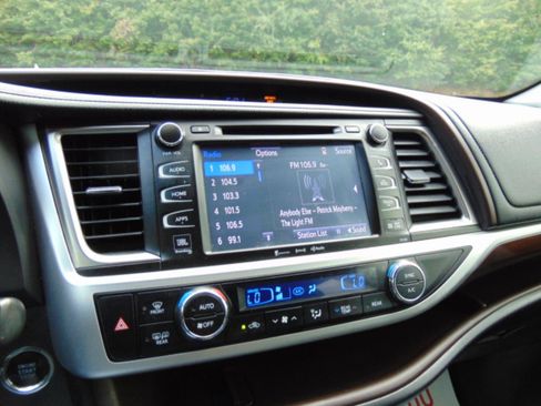 Used 2016 Toyota Highlander Limited w/ Driver Technology Package FWD image 13