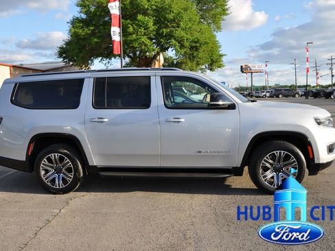 Used 2024 Jeep Wagoneer L Series II image 6