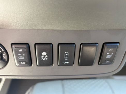 Used 2014 Nissan Frontier SV w/ SV Value Truck Package AWD/4WD image 25