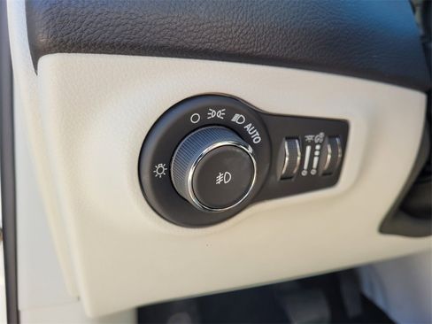 Used 2018 Jeep Compass Limited w/ Navigation Group image 23