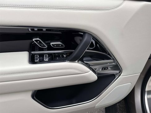 Used 2023 Land Rover Range Rover SE image 17