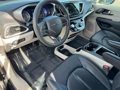 Used 2024 Chrysler Pacifica Touring-L image 17