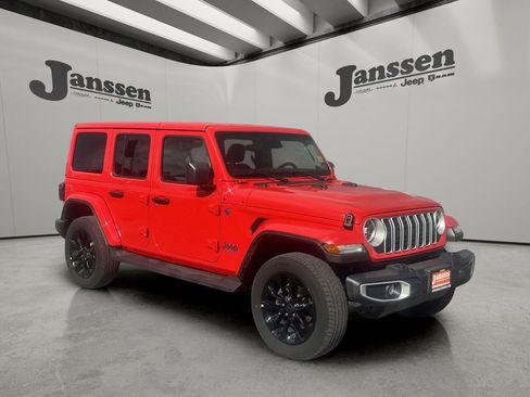 Used 2025 Jeep Wrangler Sahara image 6